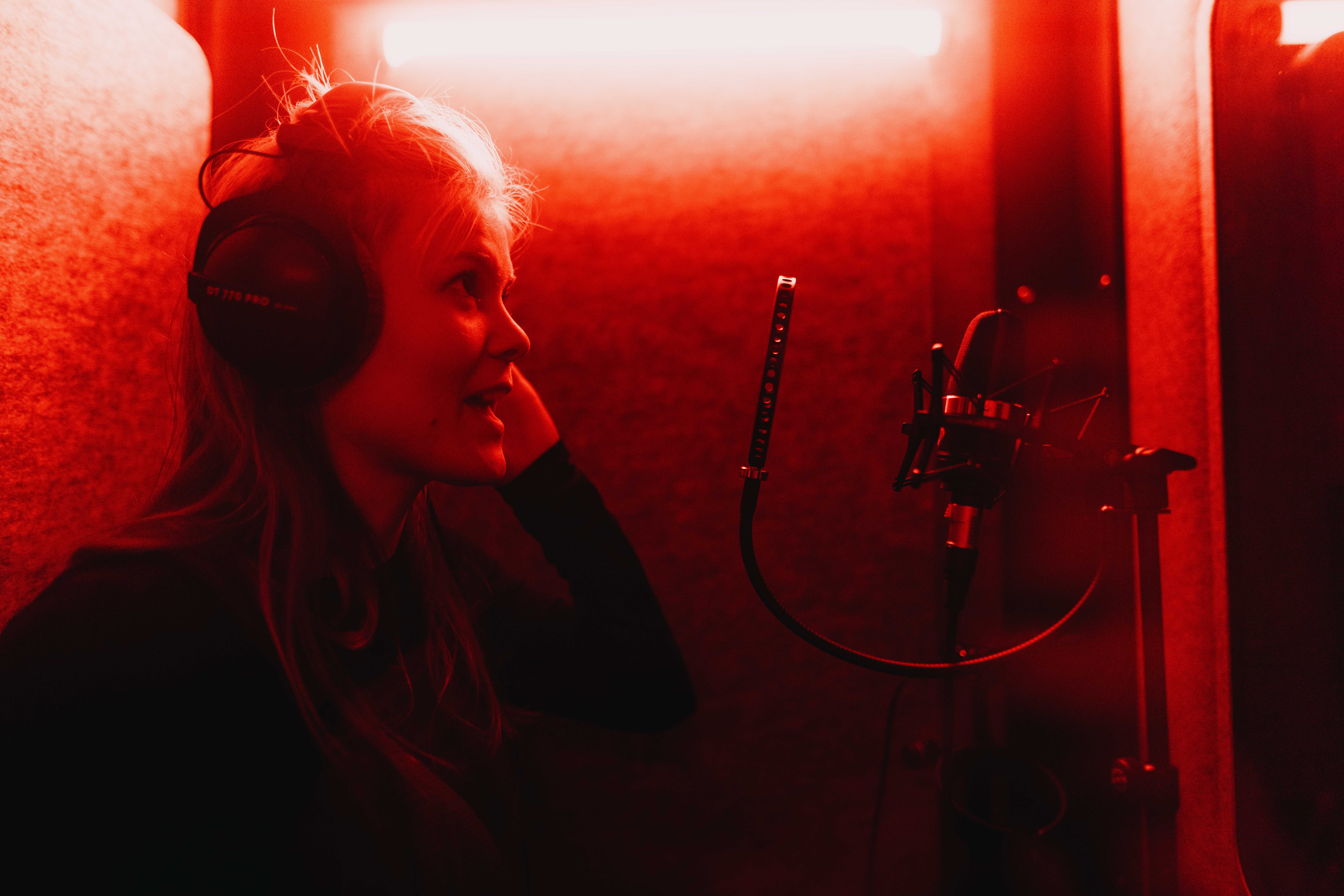 Studiotag Teilnehmerin beim Synchronsprechen