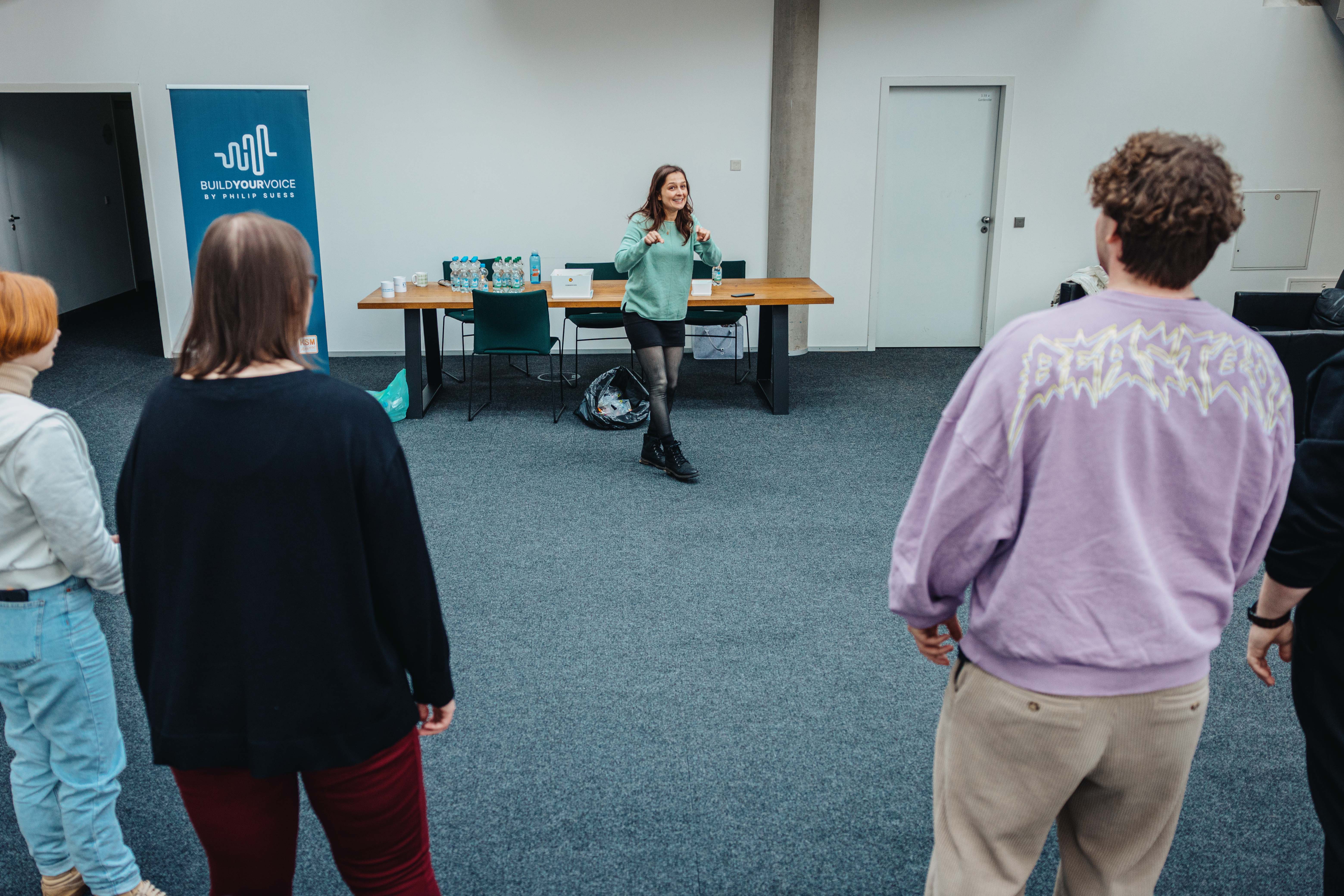 Teilnehmende im Büro von Build Your Voice