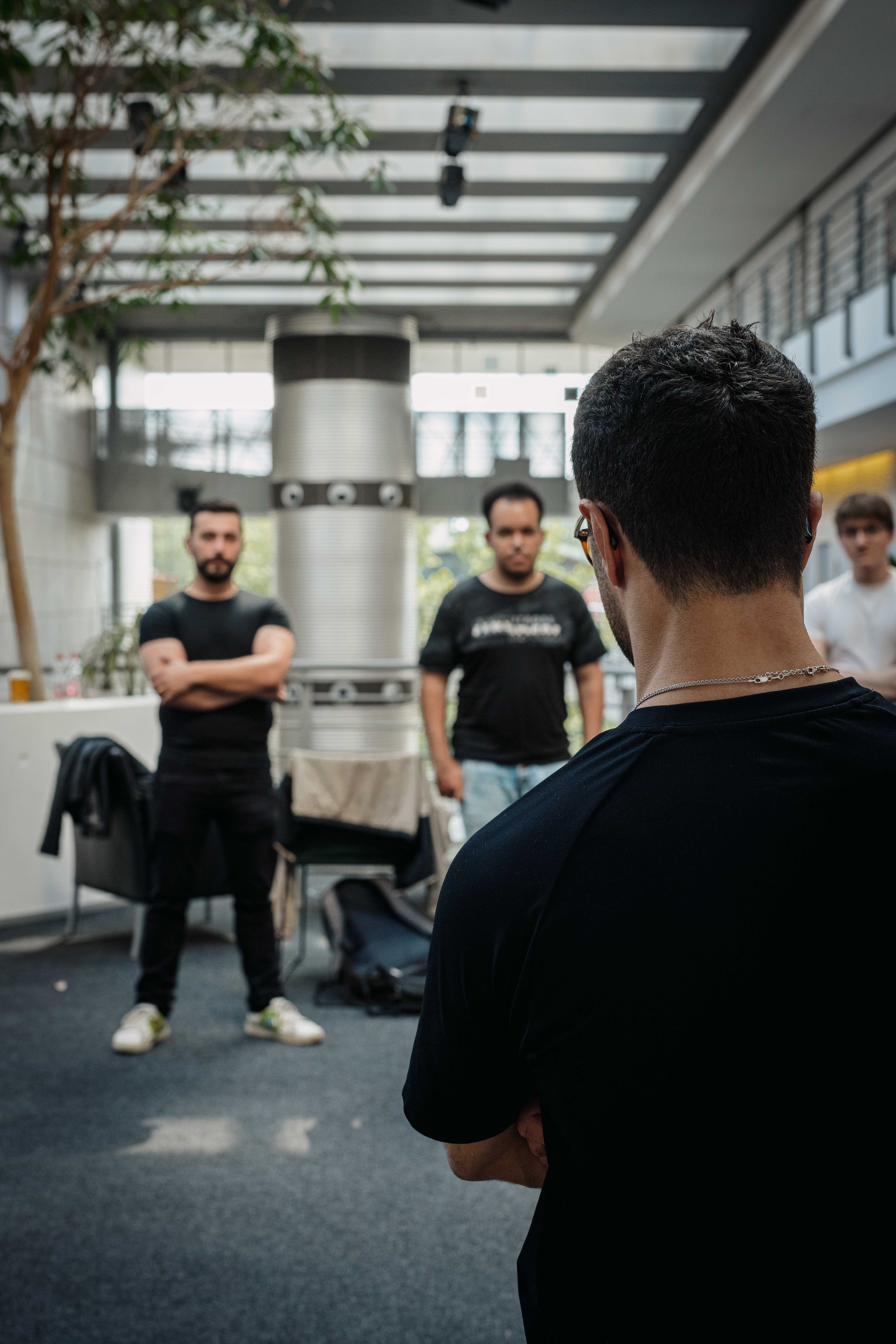 Teilnehmende im Büro von Build Your Voice